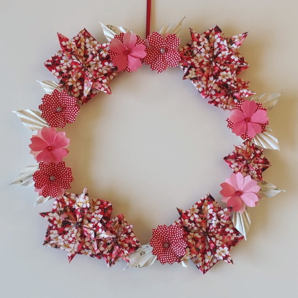 couronne d'origami rouge et rose