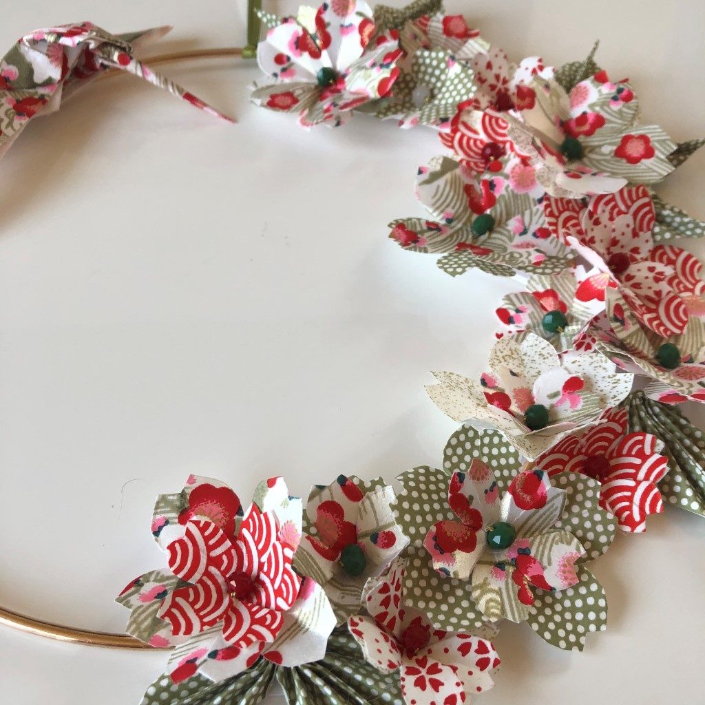 Couronne Kamakura avec fleurs en origami – Colibri rouge et vert amande