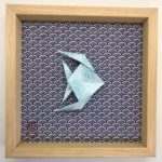 Cadre avec poisson en origami bleu