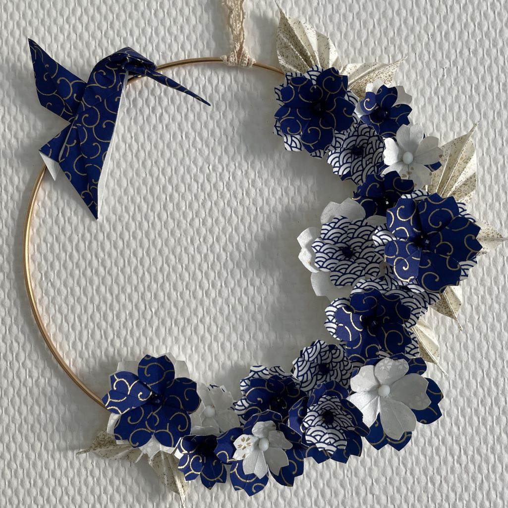 Couronne Kamakura avec fleurs en origami – Bleu nuit & blanc