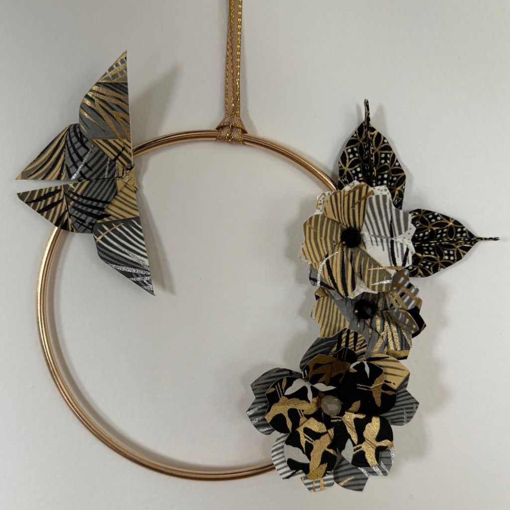 Couronne Izu avec fleurs en origami – Noir & Doré