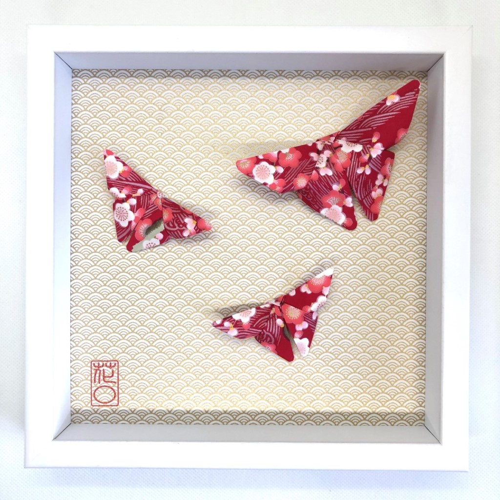 Cadre blanc origami papillons rouges