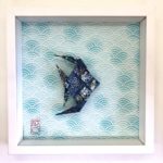 Cadre avec poisson en origami bleu