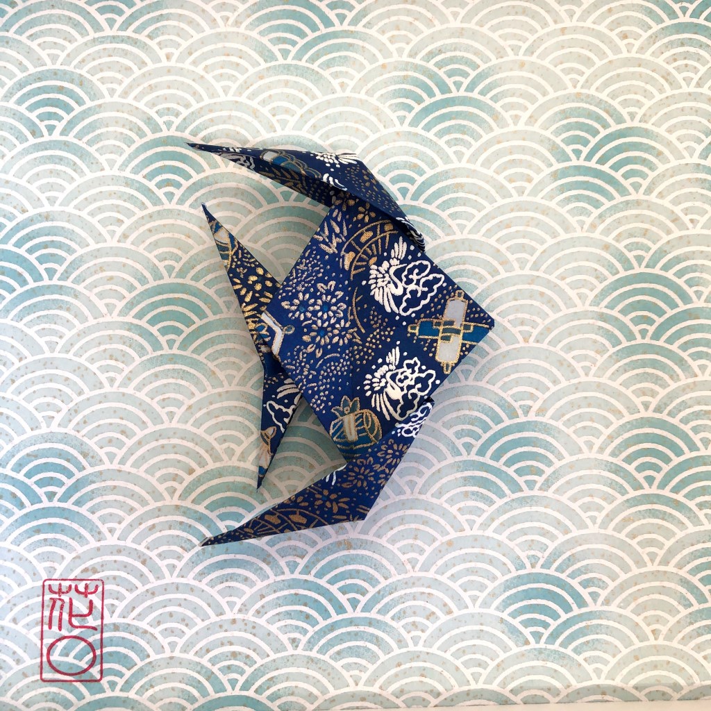 Cadre blanc origami poisson bleu