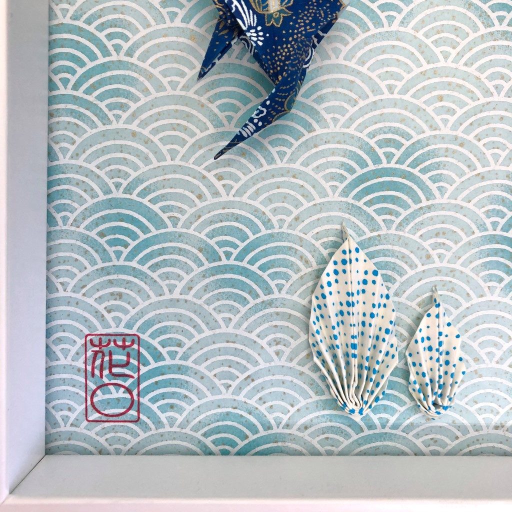Cadre blanc avec origami poissons bleus et algues