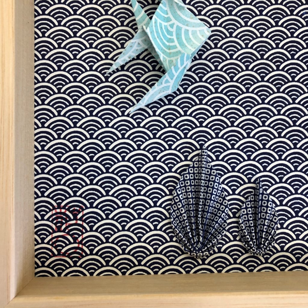Cadre en bois avec origami poissons bleus et algues