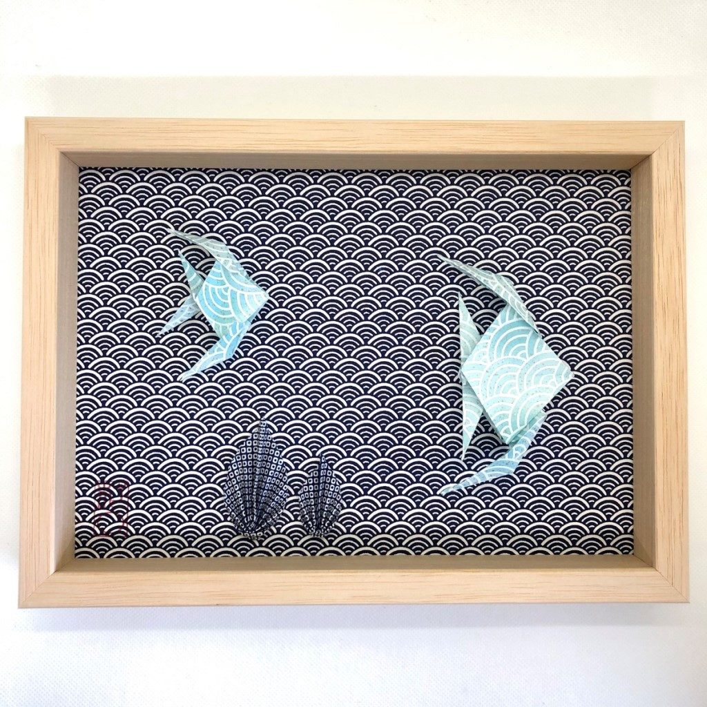 Cadre en bois avec origami poissons bleus et algues