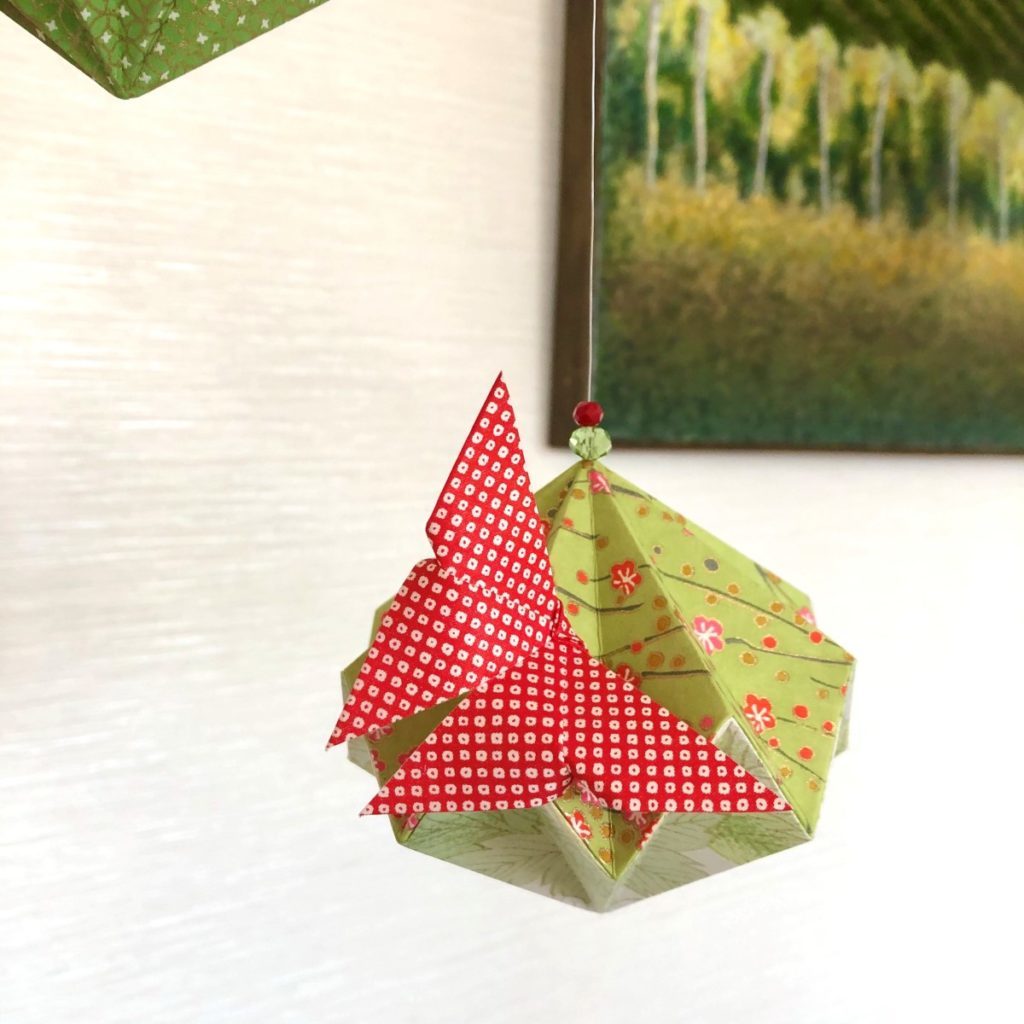Suspension origami vert et rouge sur bambou