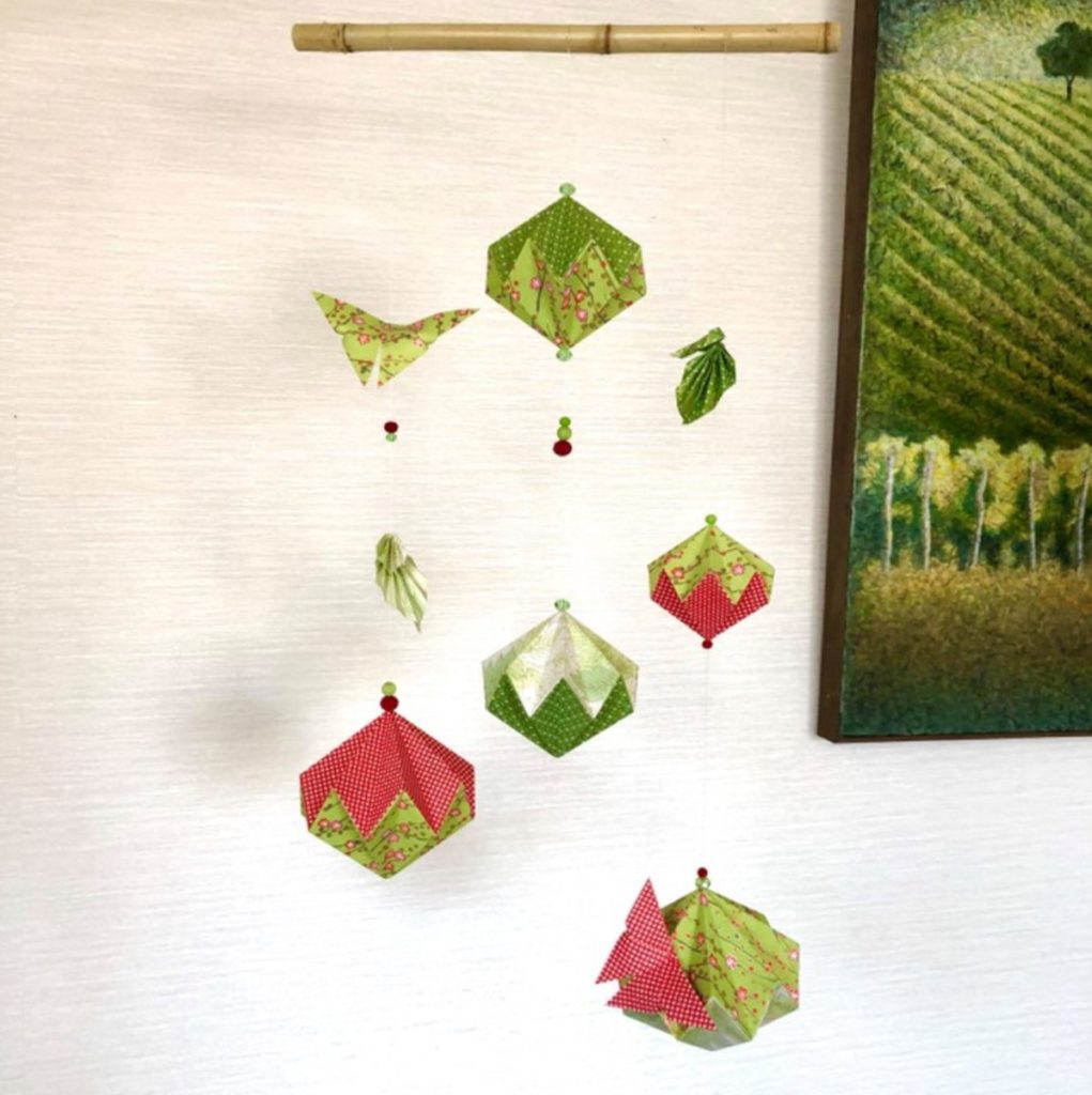 Suspension origami vert et rouge sur bambou