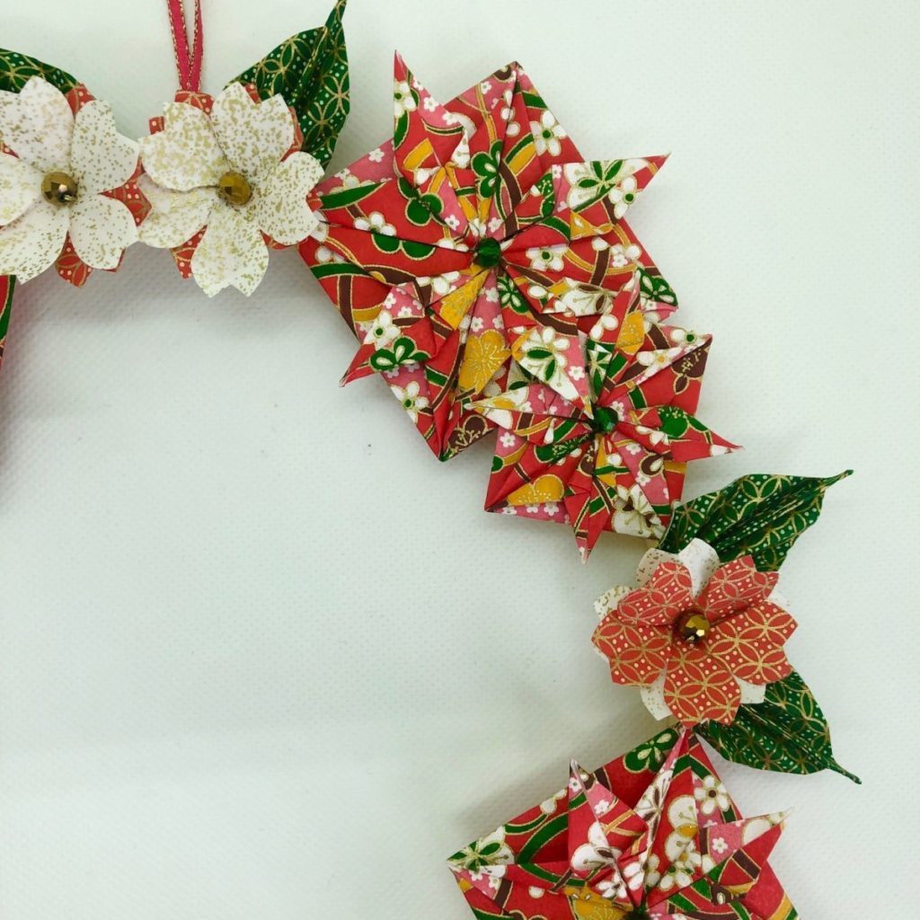 Couronne Hakone avec origamis multi fleurs – Noël rouge & vert