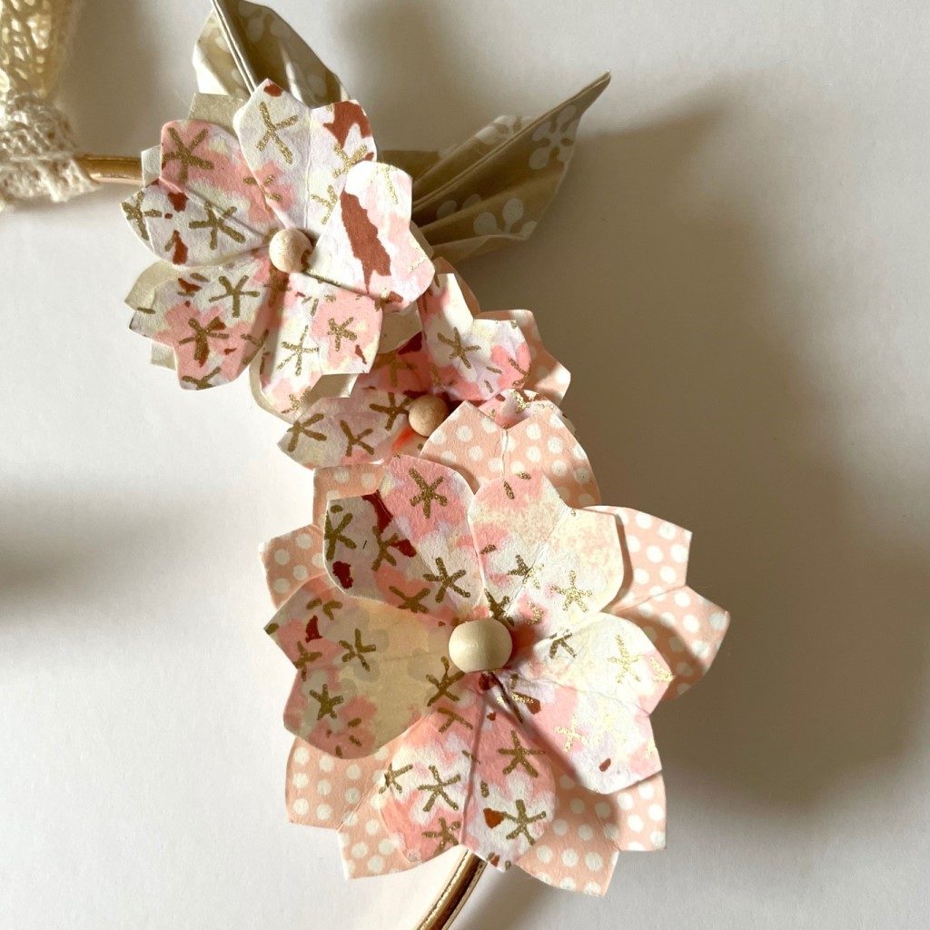 Couronne Izu avec fleurs en origami – Pastel