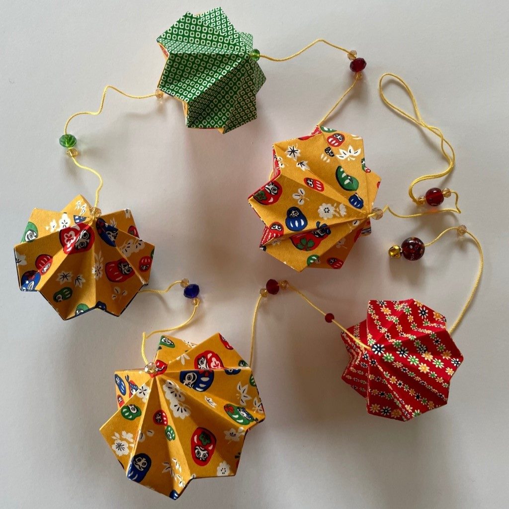 Guirlande d’origamis diamants – Daruma