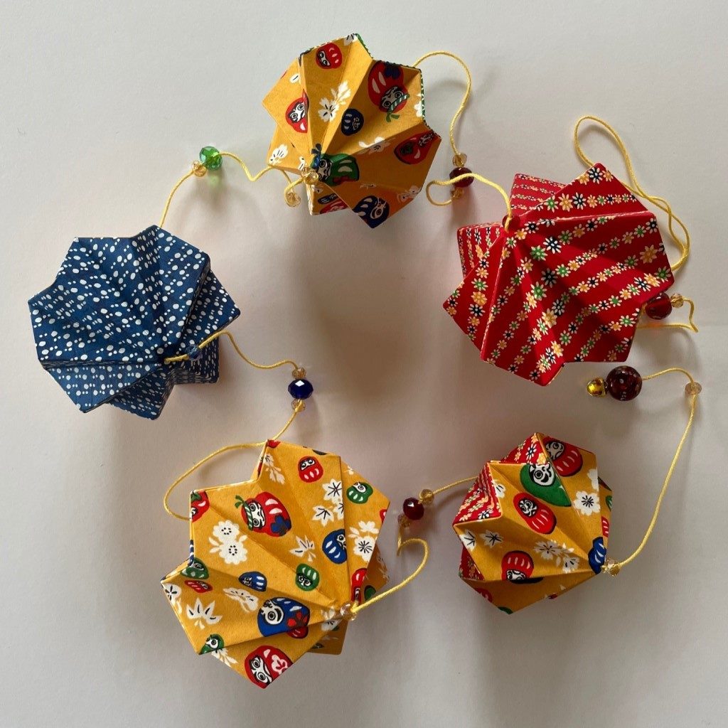 Guirlande d’origamis diamants – Daruma