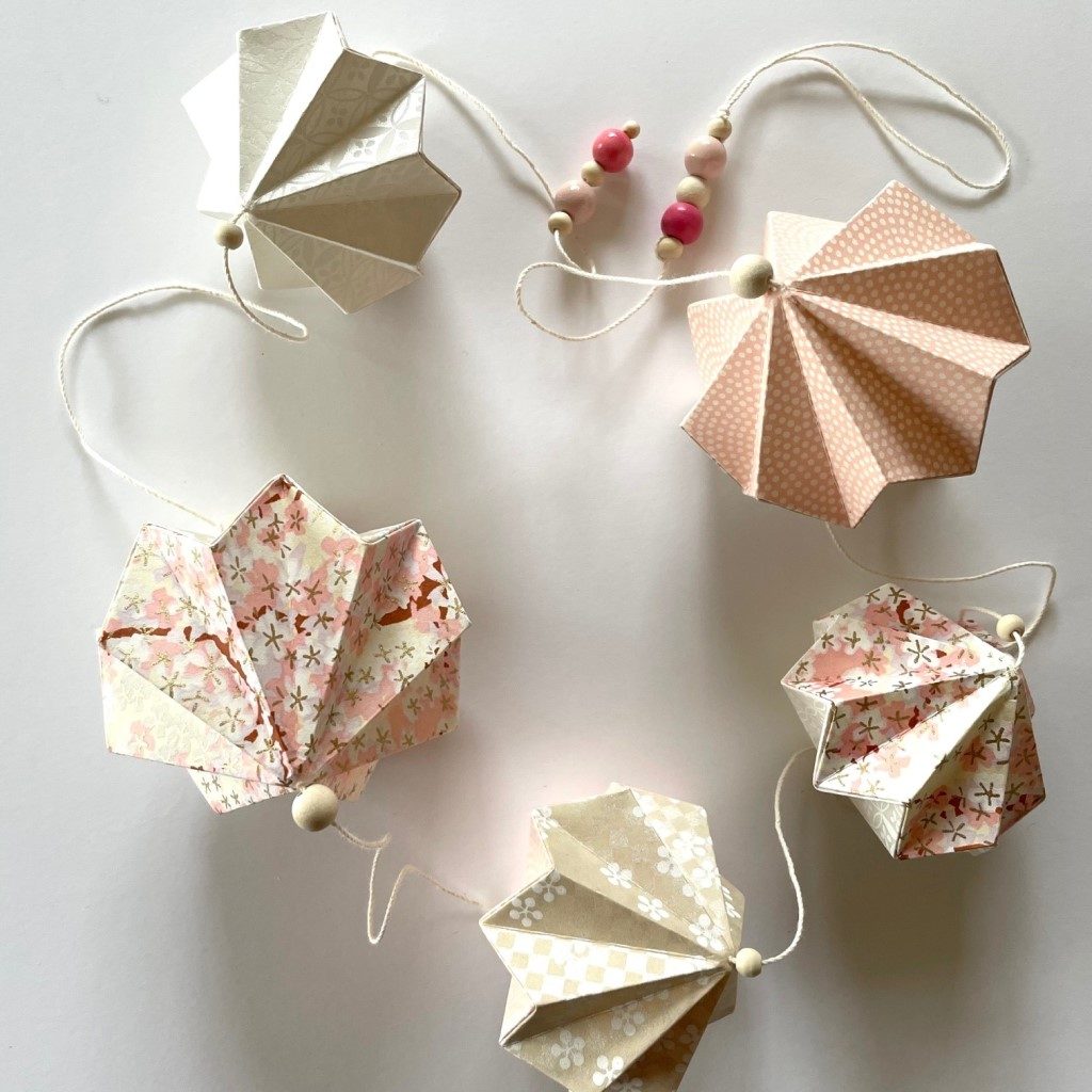 Guirlande d’origamis diamants – Pastel