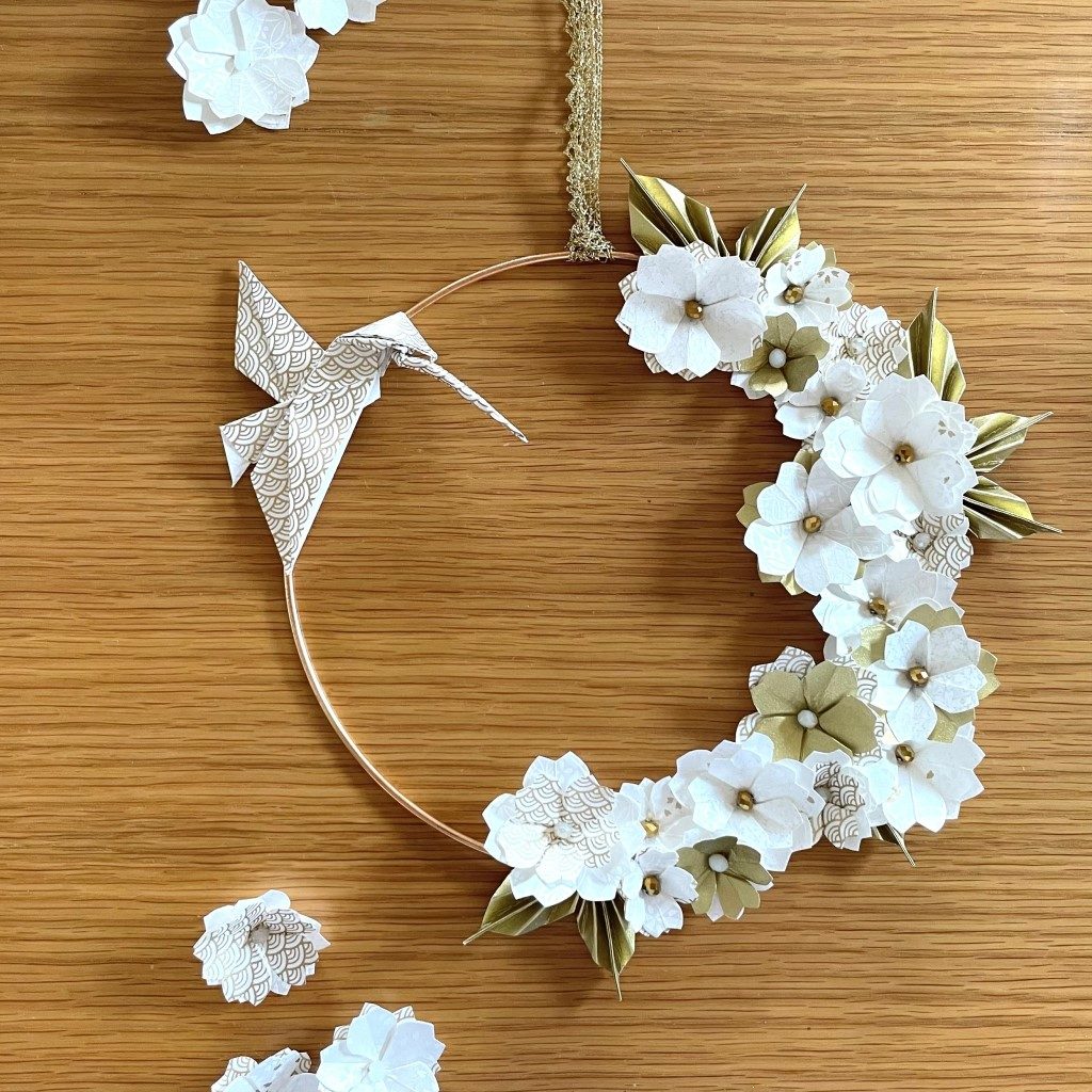 Couronne Kamakura avec fleurs en origami – blanc et or