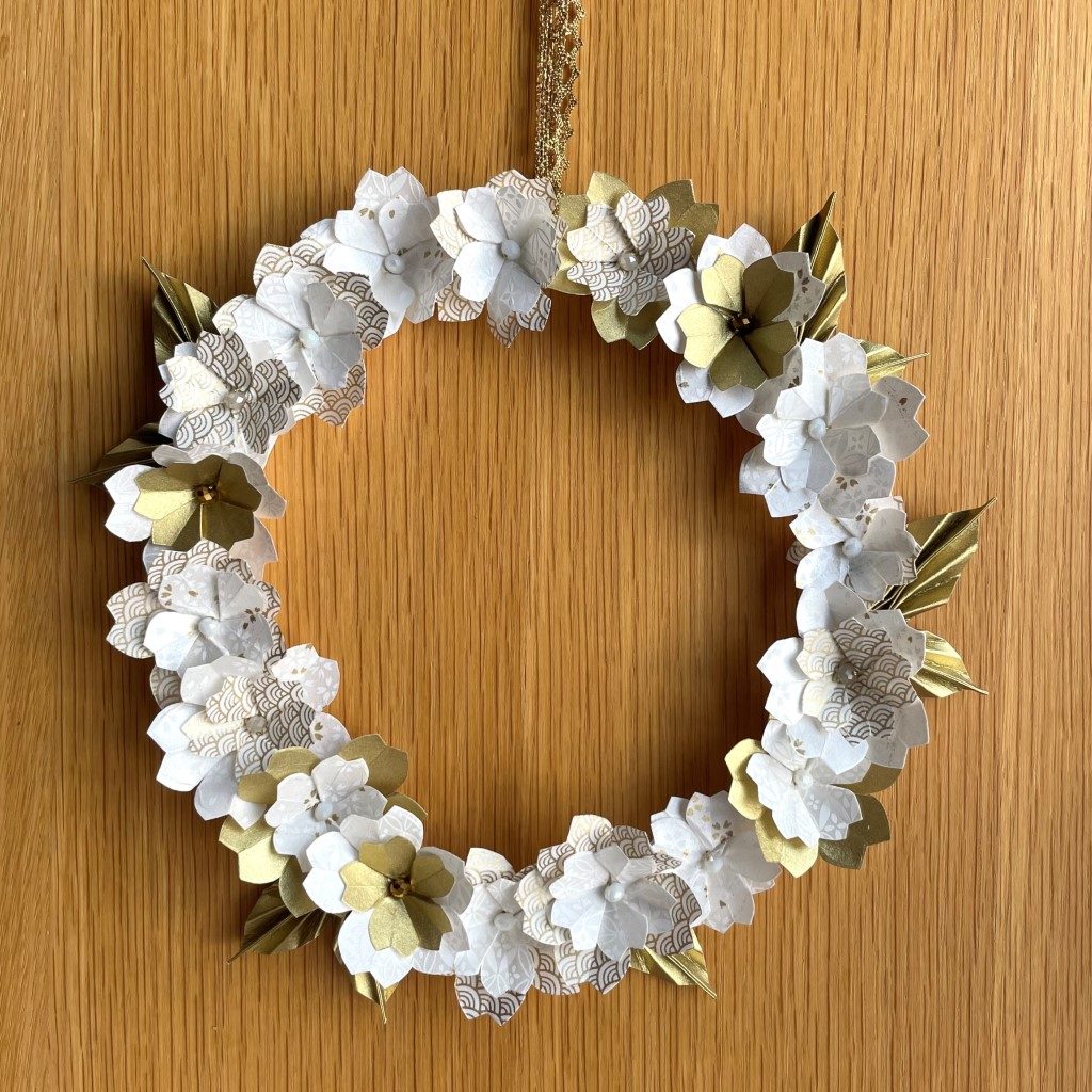 Couronne Osaka avec fleurs en origami – Blanc & Or