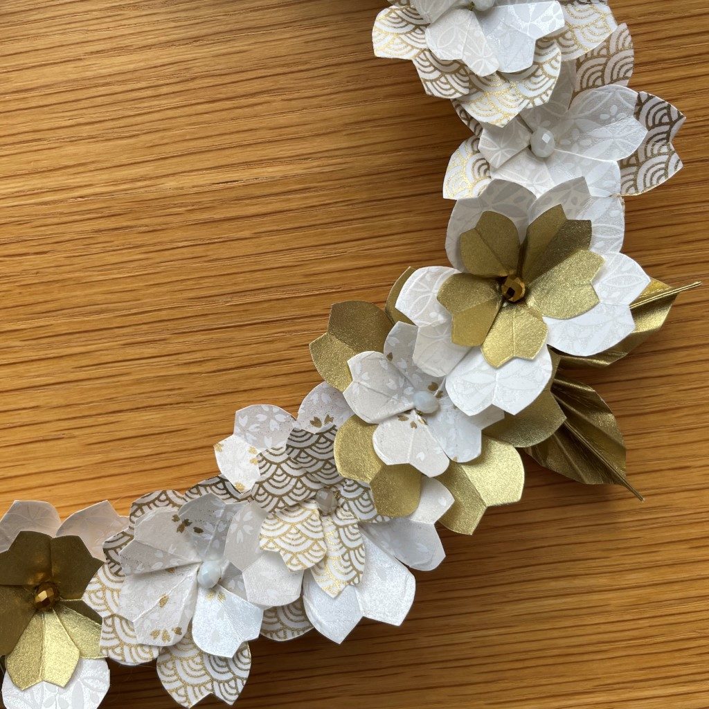 Couronne Osaka avec fleurs en origami – Blanc & Or