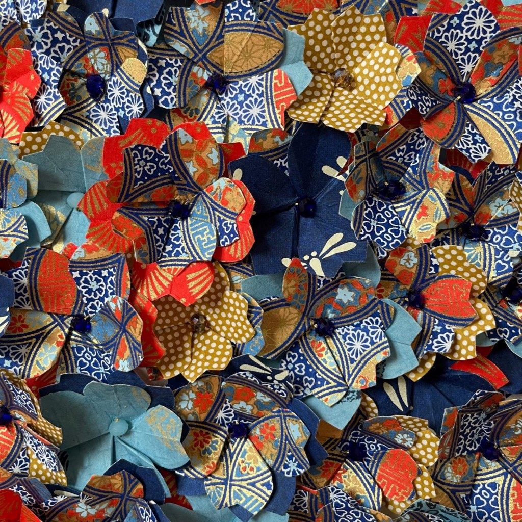 Grand Cadre en bois Fleurs origami – Bleu, orange & Moutarde
