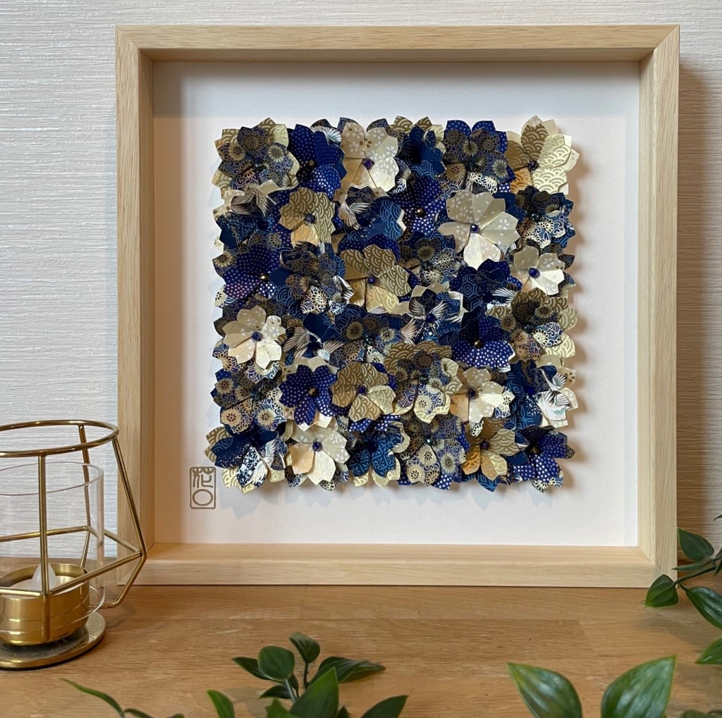 Grand Cadre en bois Fleurs origami – Bleu nuit