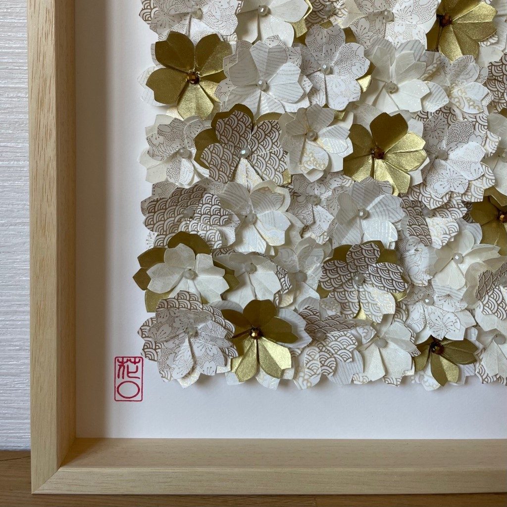 Grand Cadre en bois Fleurs origami – Ecru & Doré