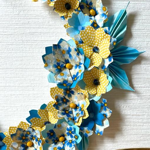 Couronne Kamakura avec fleurs en origami – Bleu & Jaune