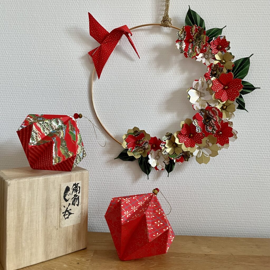 Couronne Kamakura avec fleurs en origami – Rouge Noël & vert