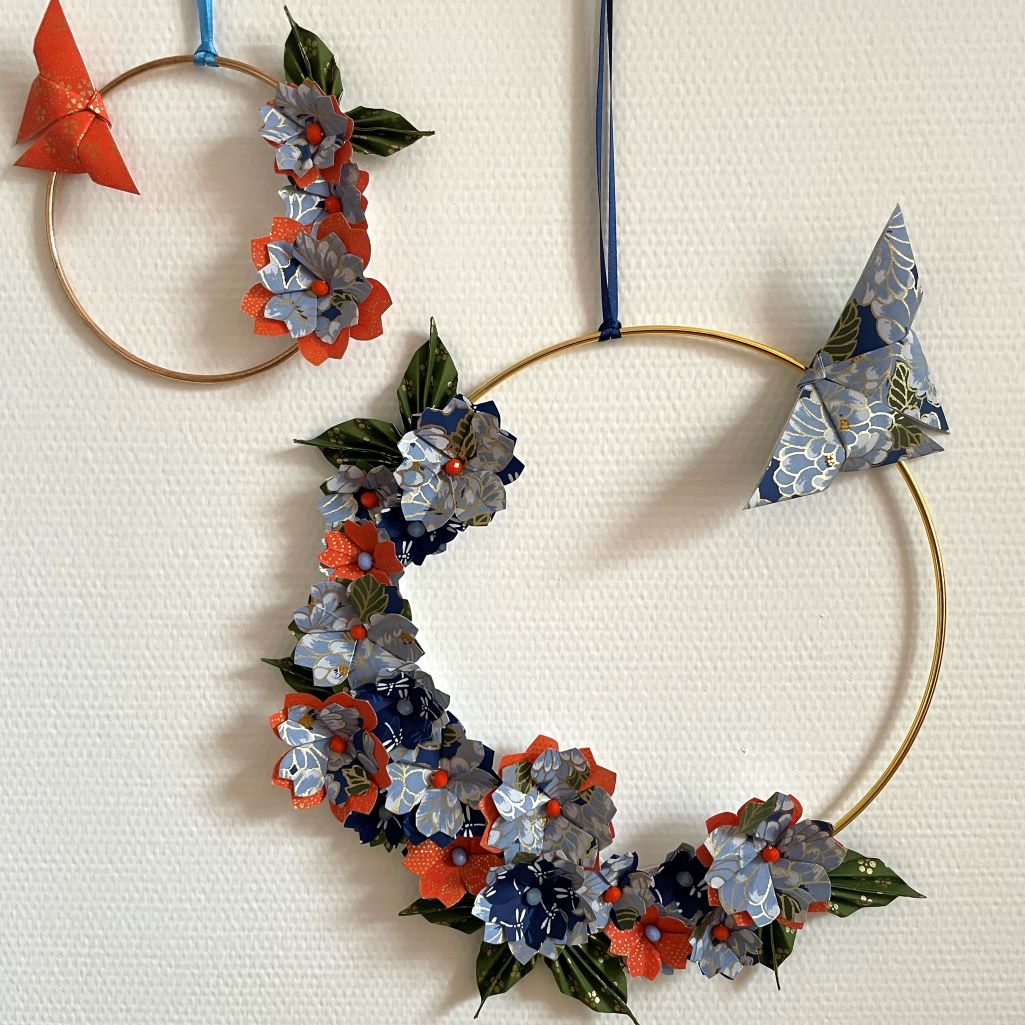 Couronne Kamakura avec fleurs en origami – Bleu & Orange