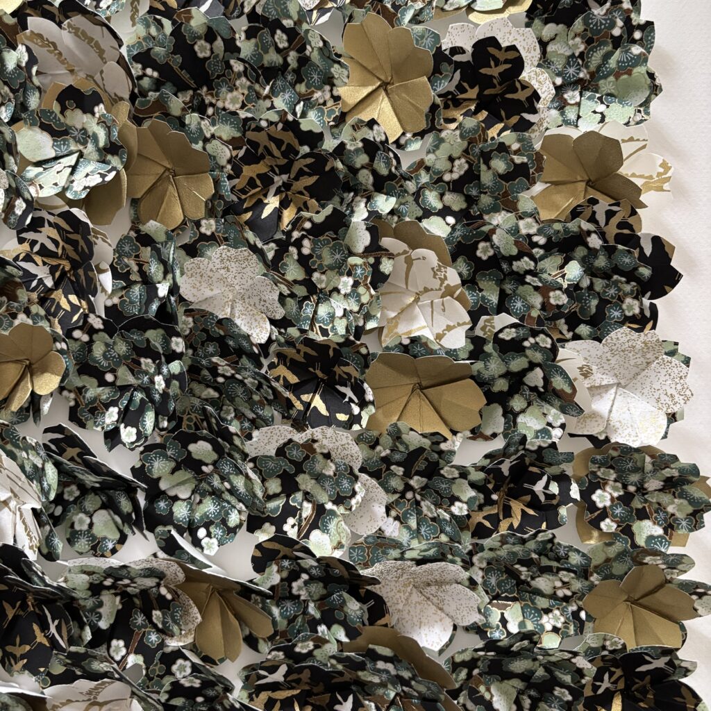Cadre 40 cm Fleurs origami – Noir, vert & or