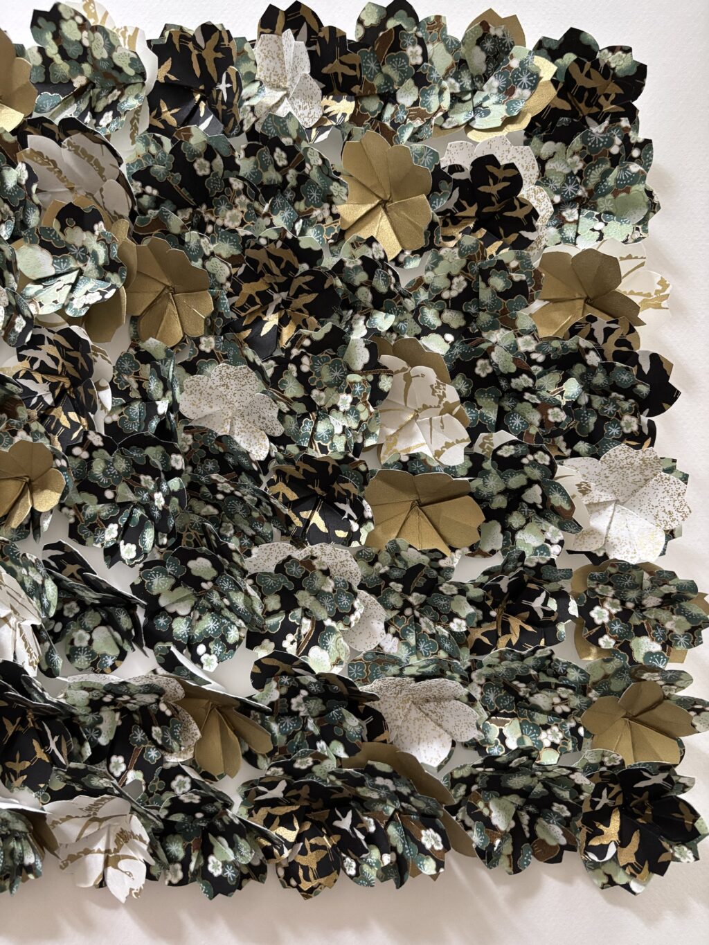 Cadre 40 cm Fleurs origami - Noir, vert & or – Image 2