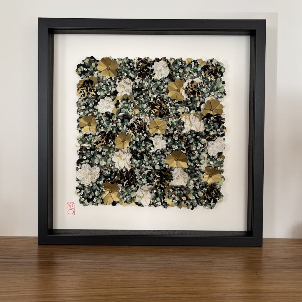 Cadre 40 cm Fleurs origami – Noir, vert & or