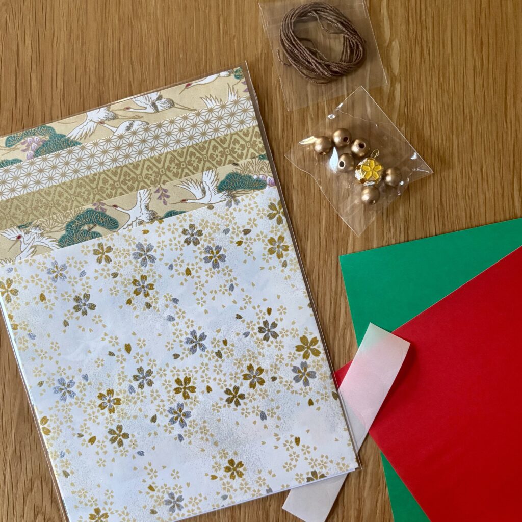 KIT Créatif Guirlande d’étoiles en origami – Doré & Blanc