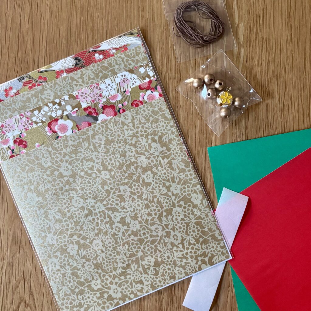 KIT Créatif Guirlande d’étoiles en origami – Doré & Rouge