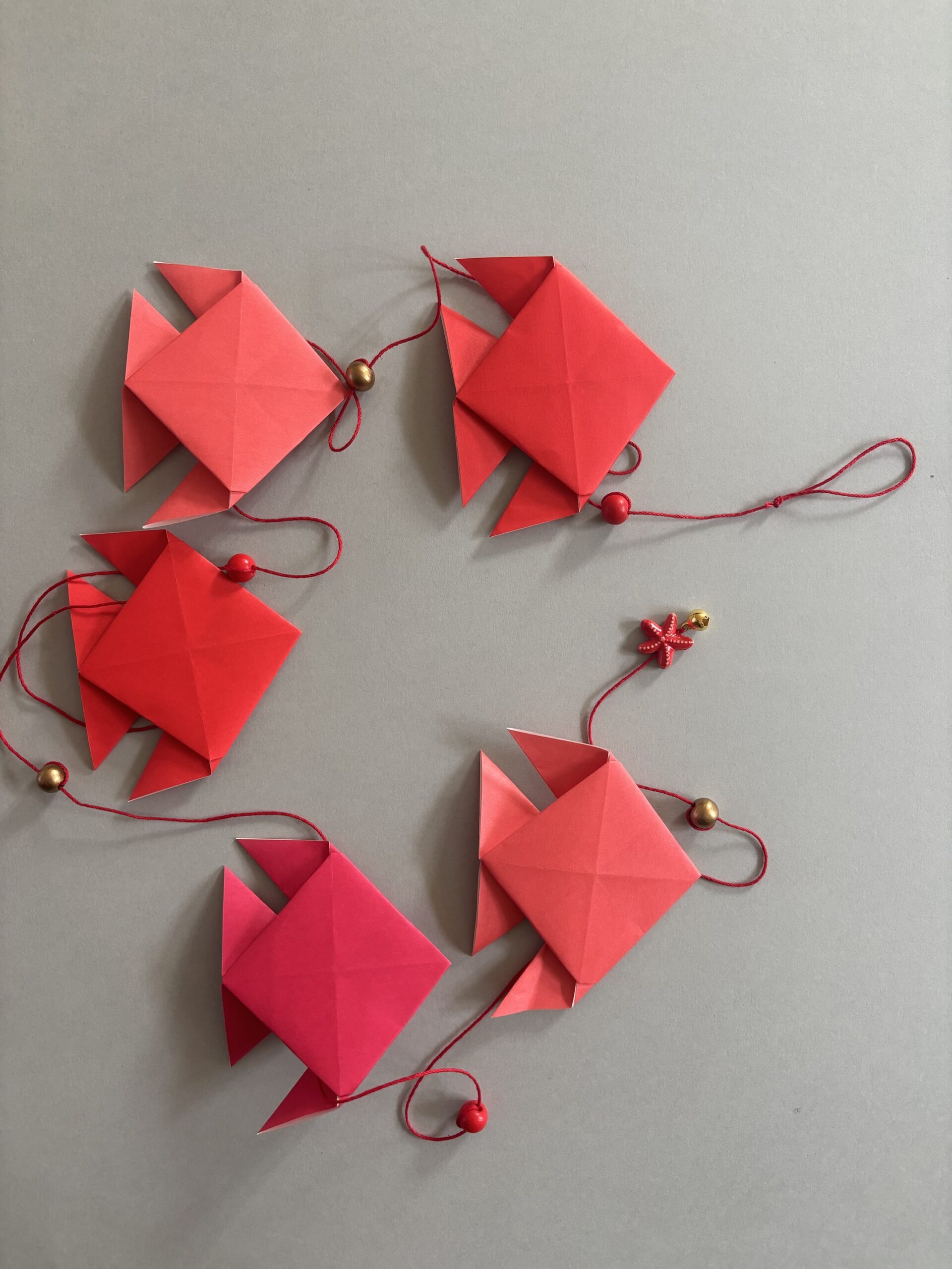 KIT Créatif Guirlande de poissons en origami - Rose & Rouge – Image 3